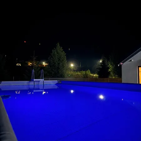 Boiko House - з чаном-джакузі та басейном Chalet